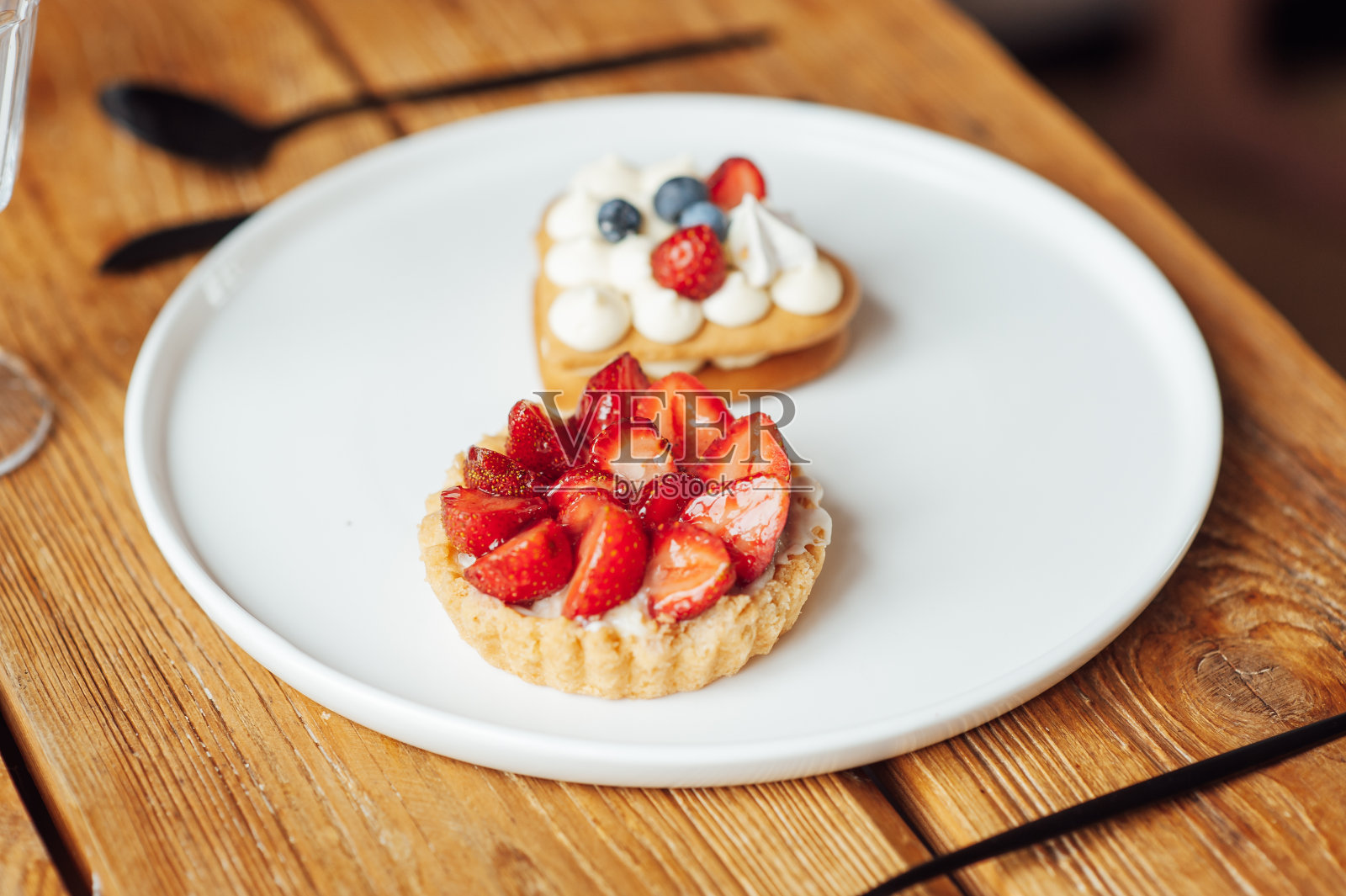 新鲜健康的早餐放在床上，配上饼干和草莓照片摄影图片
