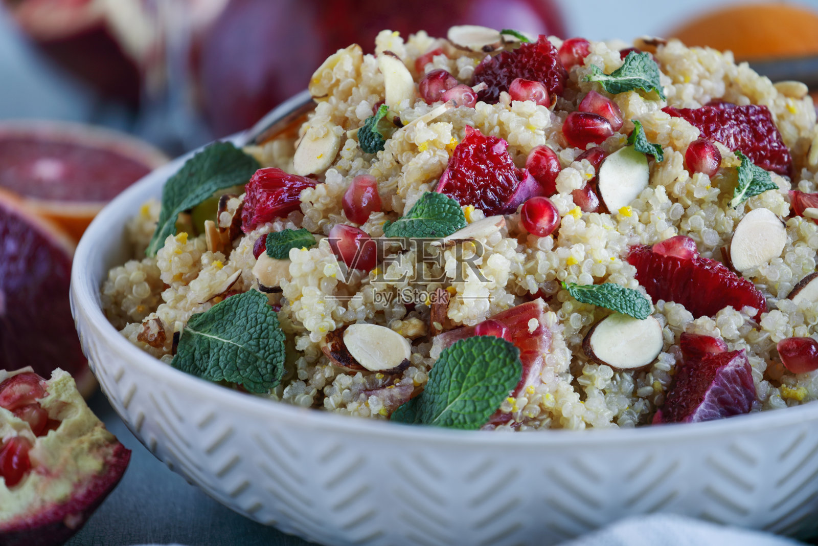 摩洛哥藜麦沙拉配石榴和血橙照片摄影图片