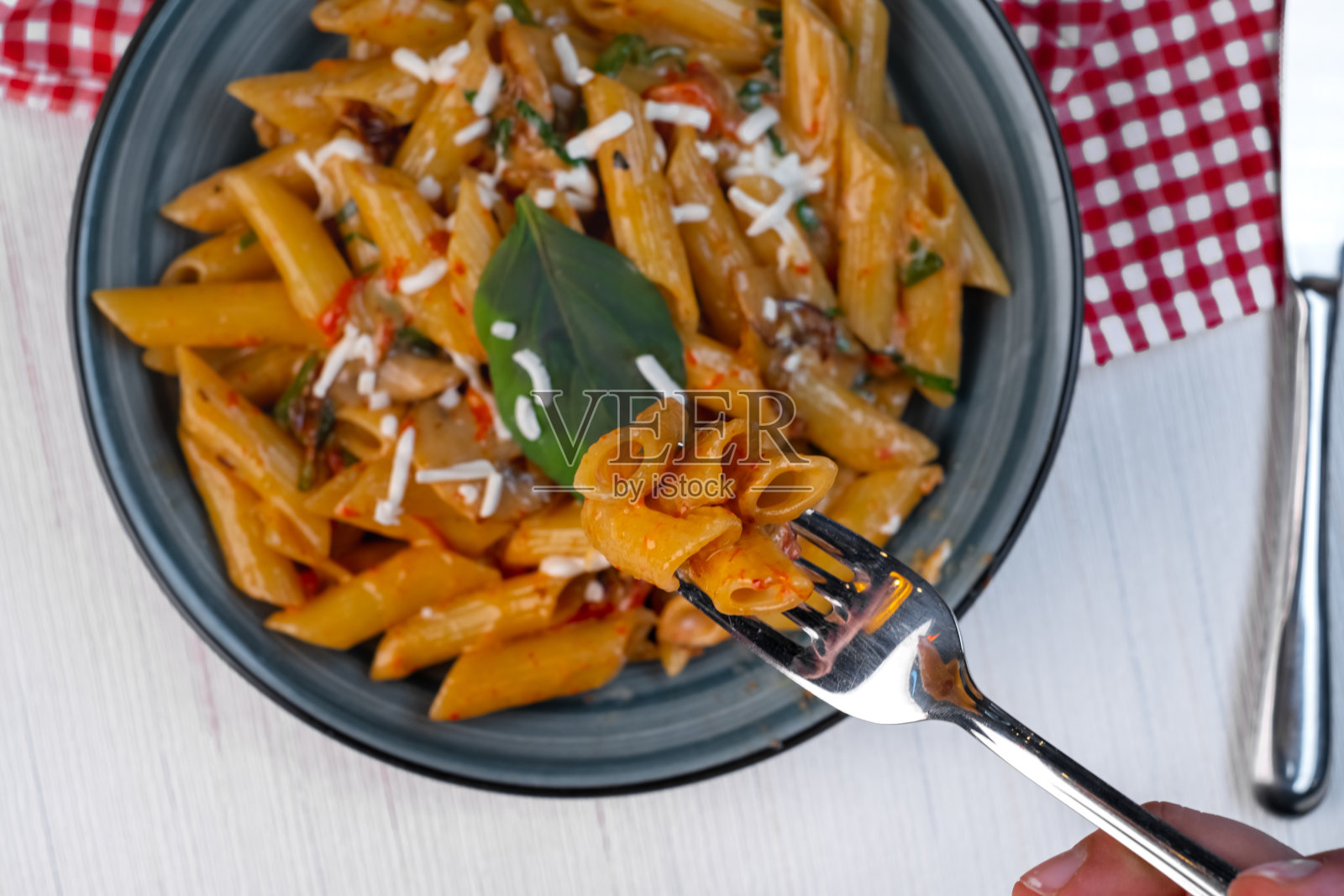 意大利面配番茄酱和帕尔马干酪照片摄影图片