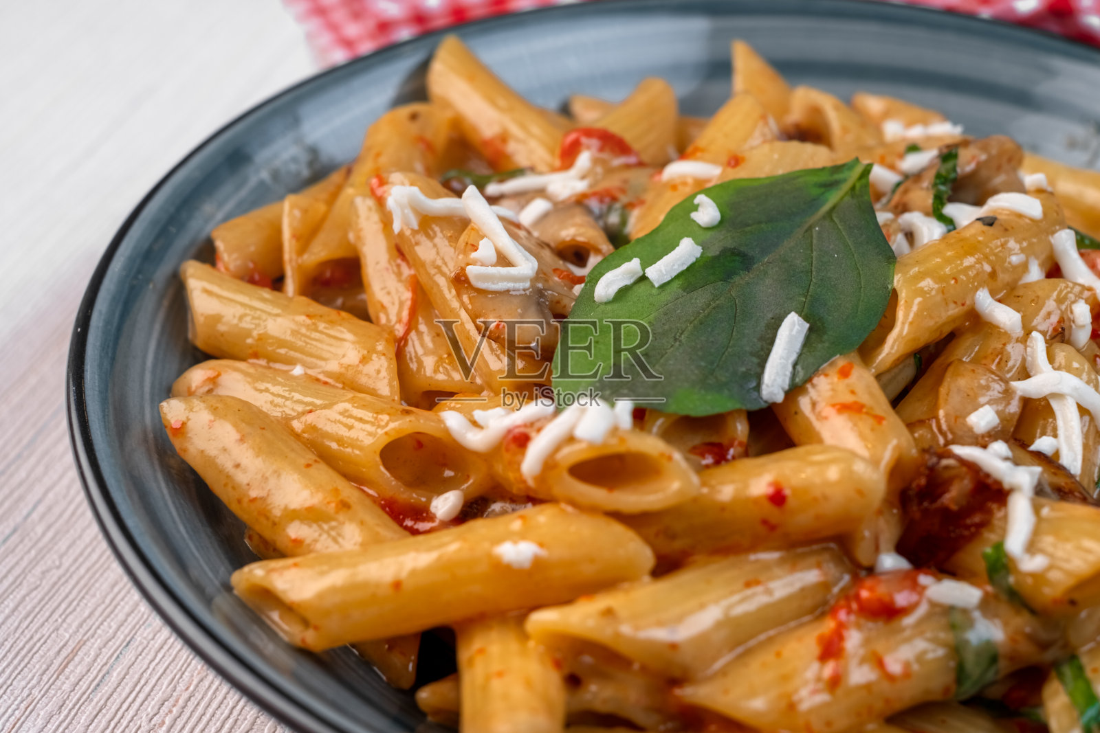 意大利面配番茄酱和帕尔马干酪照片摄影图片