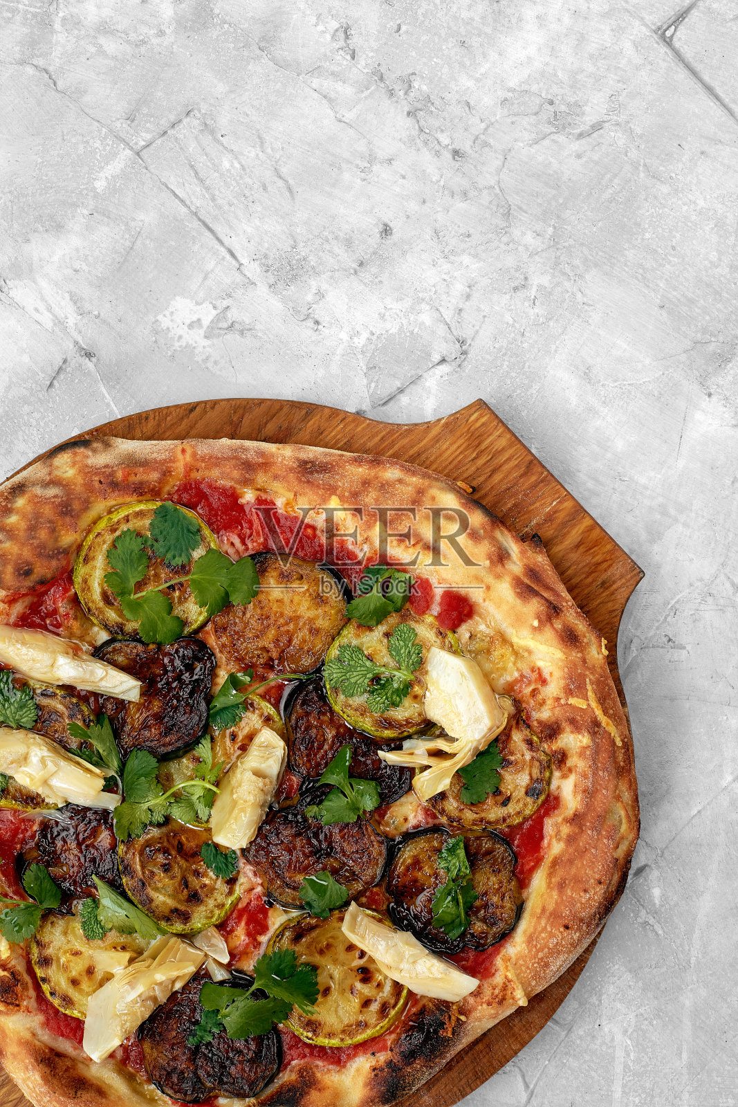 传统意大利食物:素食披萨与蘑菇孤立在白色背景照片摄影图片