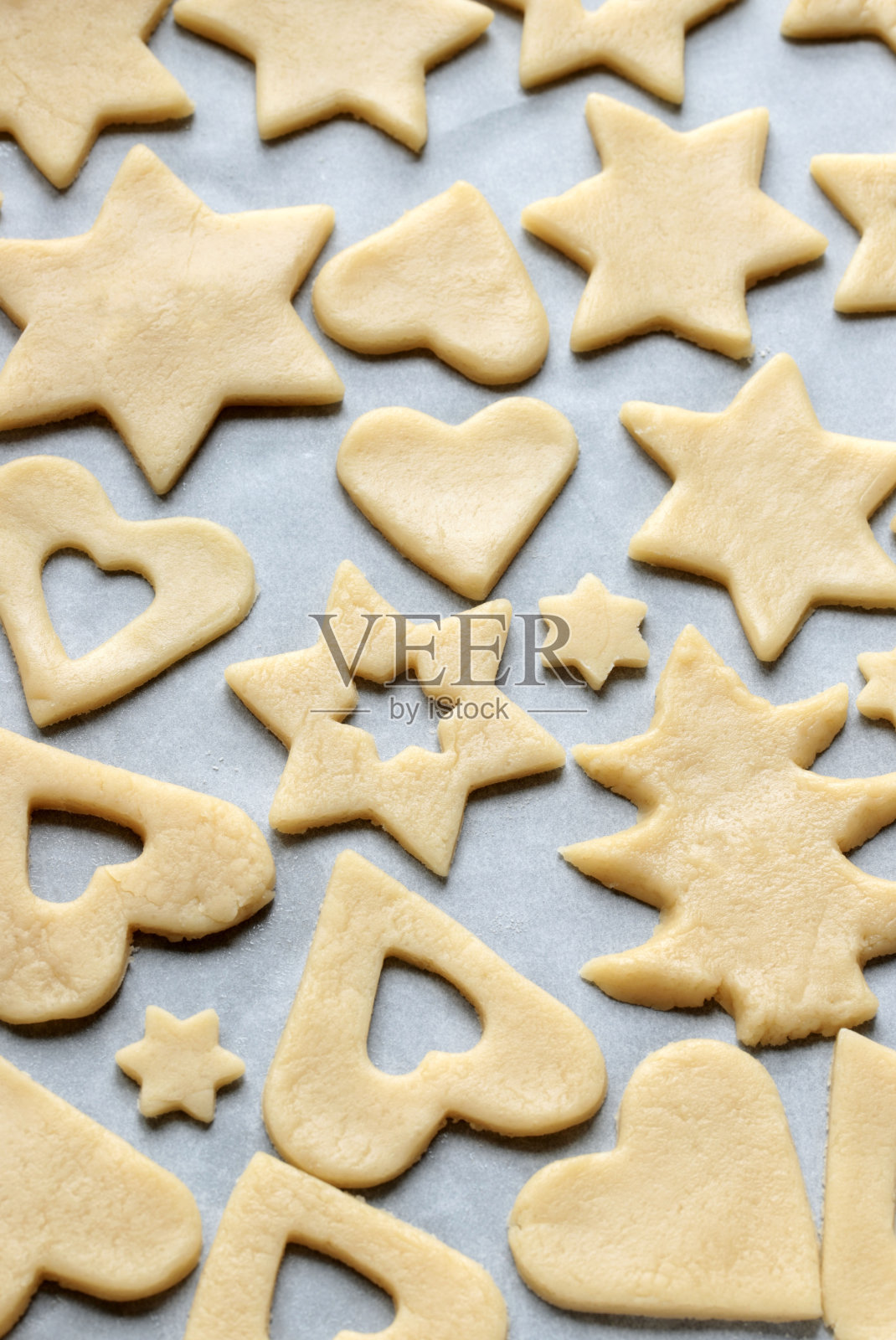 做圣诞饼干。照片摄影图片