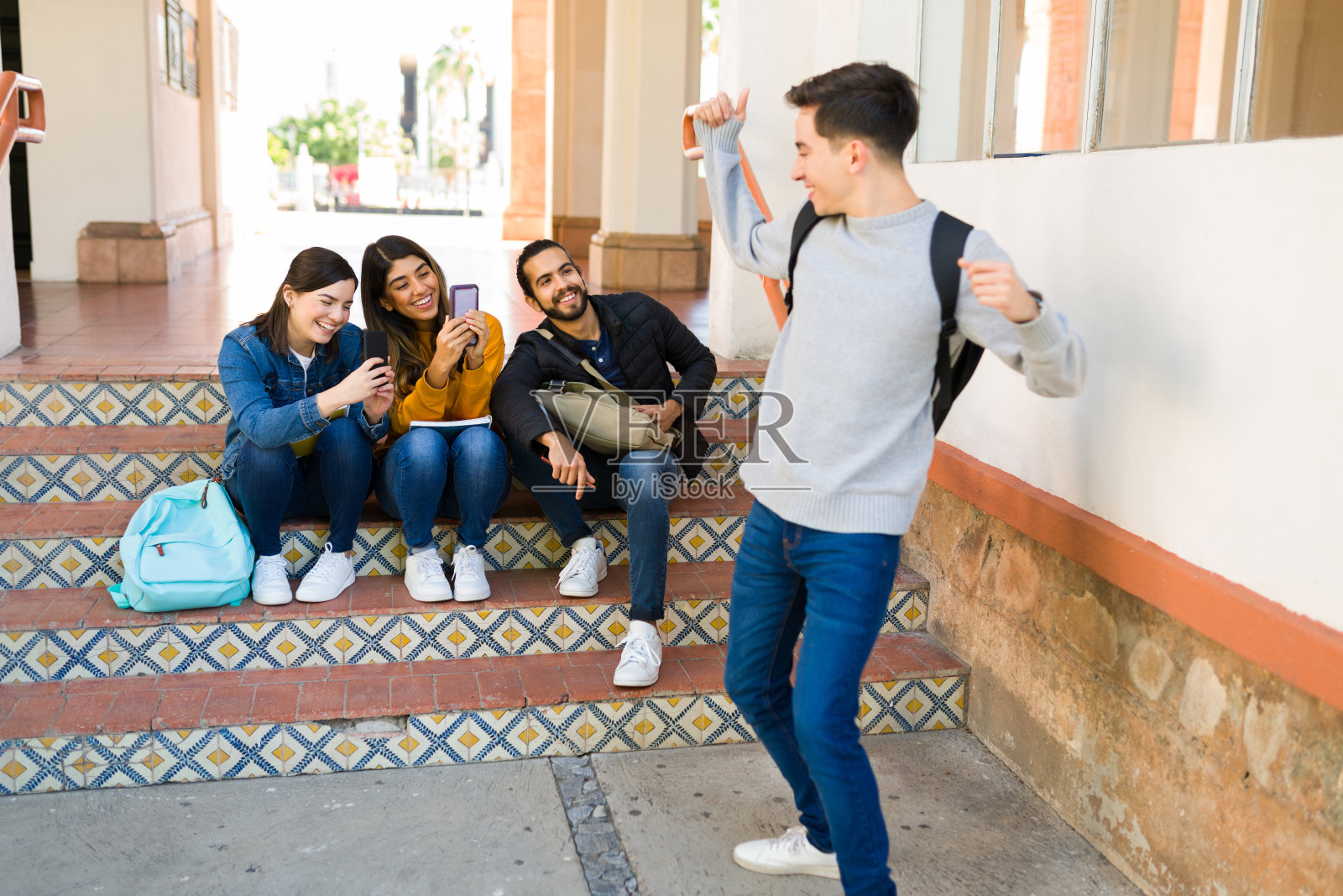 朋友们在社交媒体上录制和发布照片摄影图片