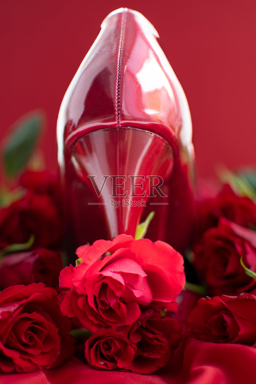 红鞋和红玫瑰照片摄影图片
