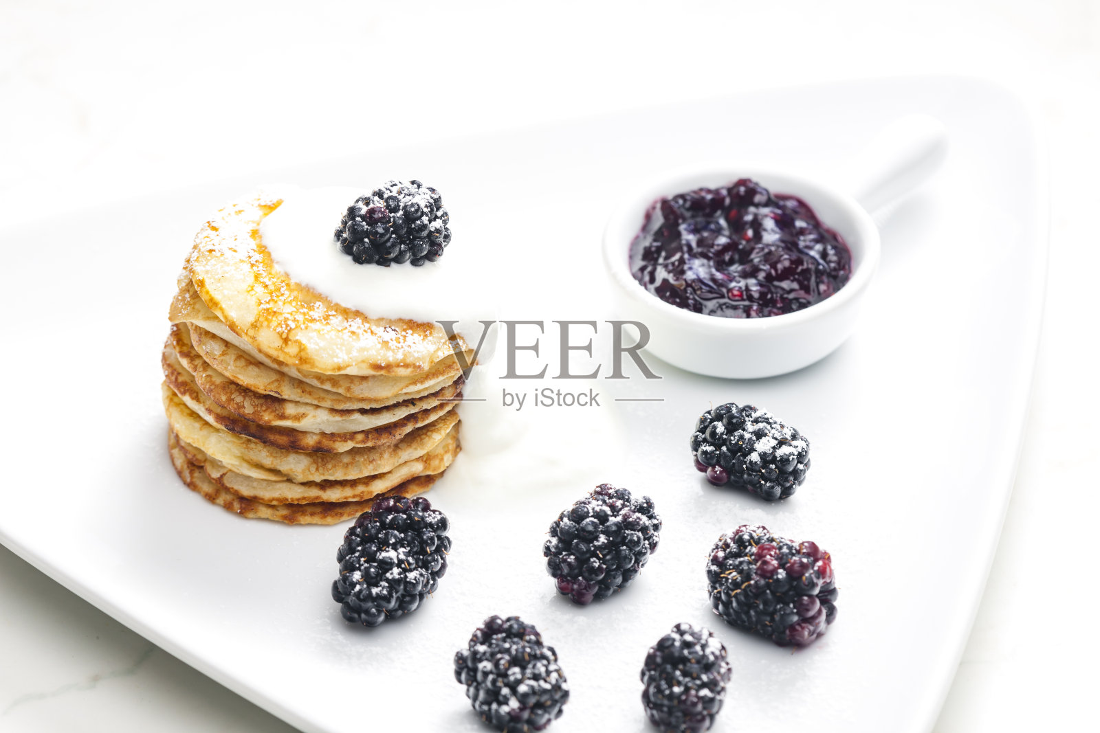 黑莓和奶油煎饼照片摄影图片