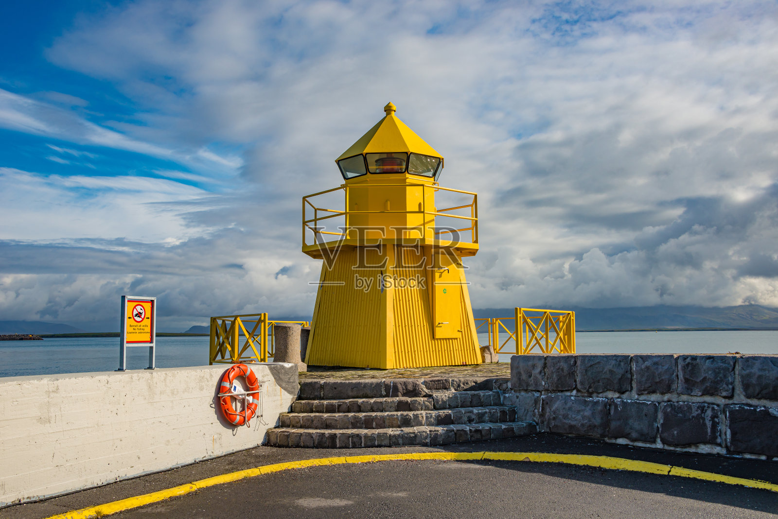 现代黄色灯塔在雷克雅未克港口的历史市中心，冰岛。照片摄影图片