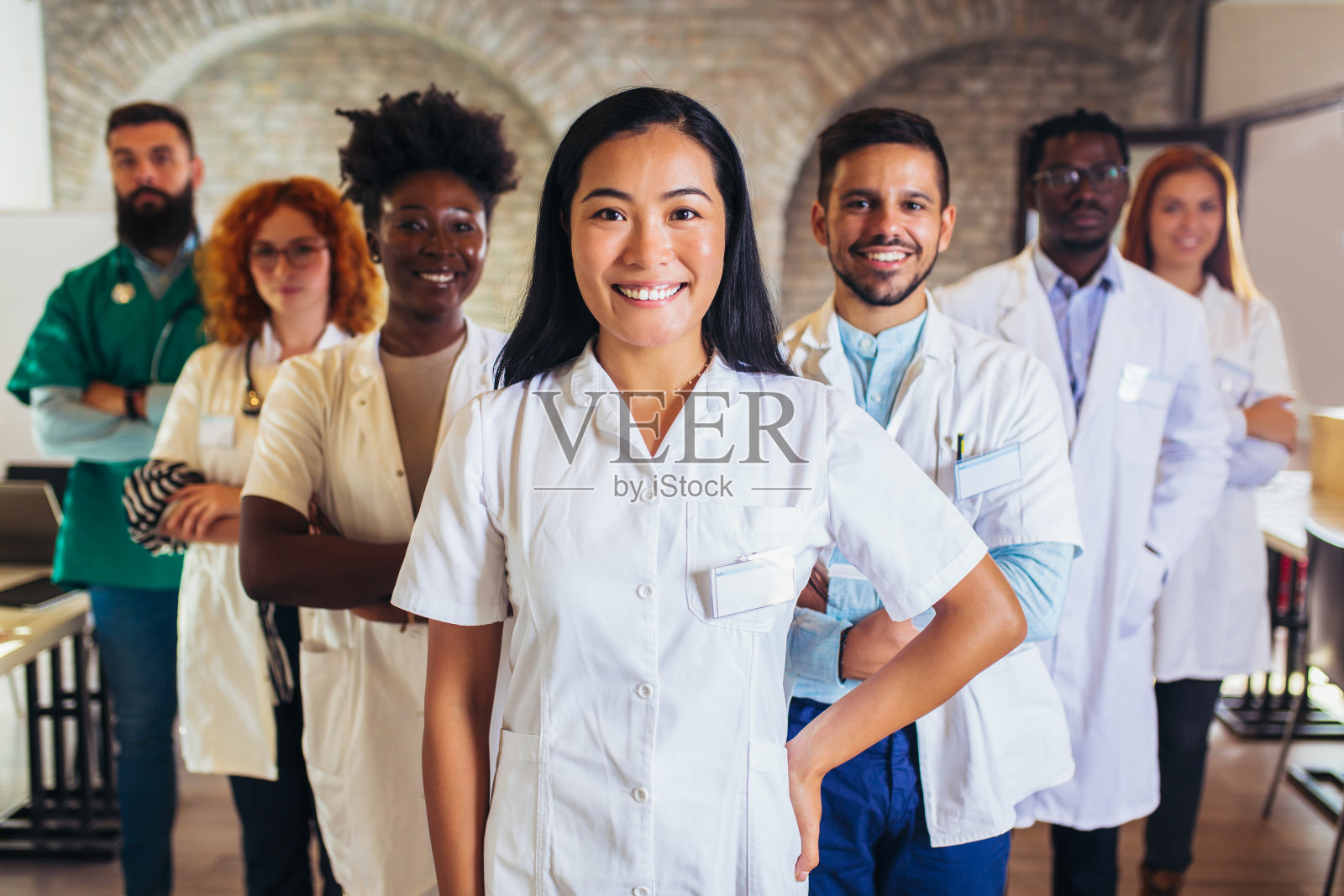 医院、职业、人、医学理念——快乐医生在医院的群体照片摄影图片