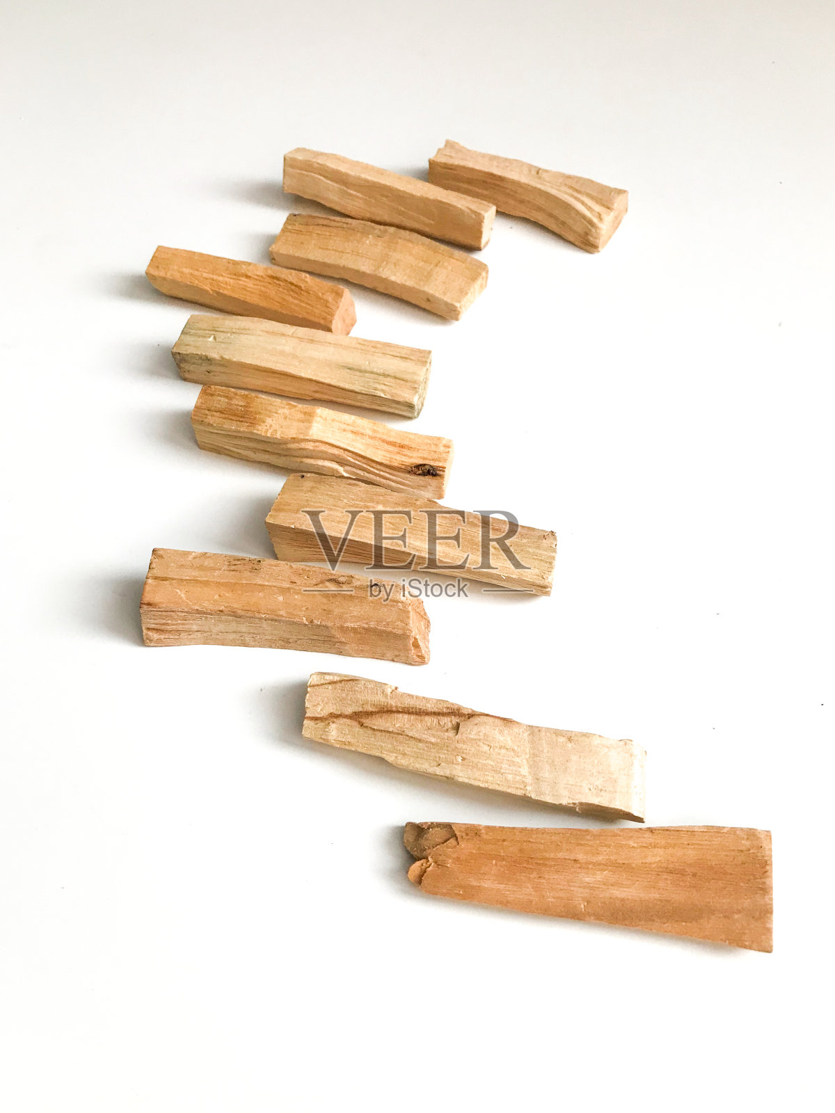 一套白色背景的Palo Santo木棒。芳香疗法，宗教仪式和冥想。有机圣树熏香从拉丁美洲俯视图照片摄影图片