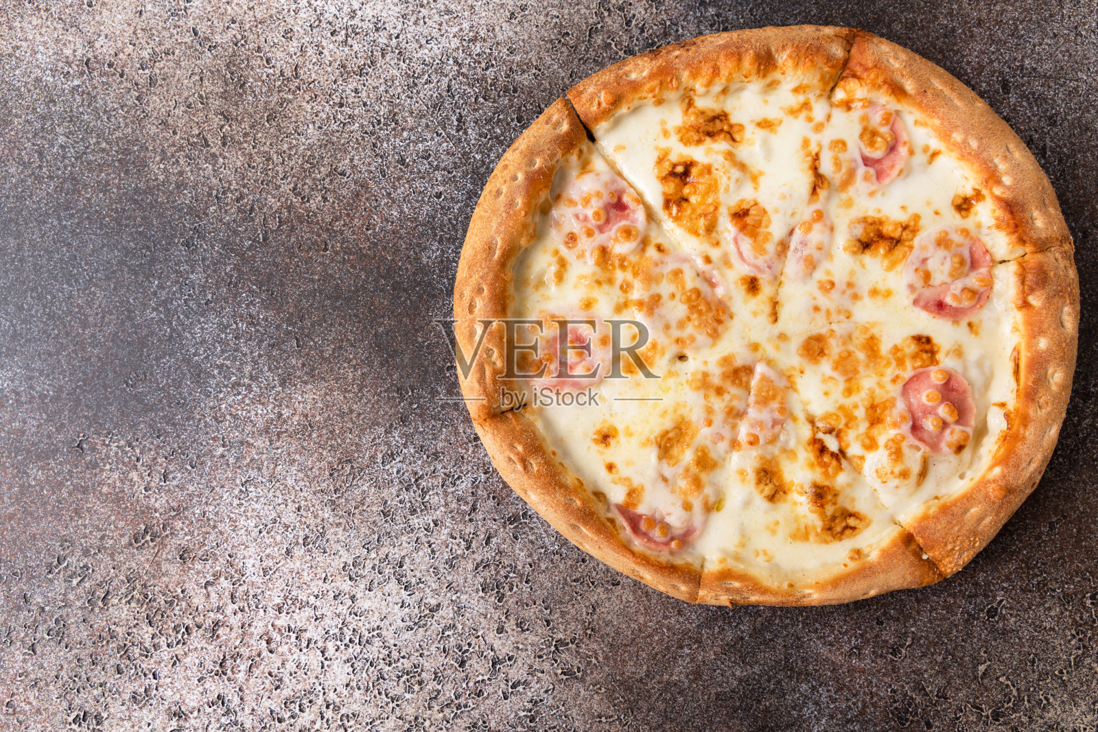 披萨与奶酪在黑暗的背景。照片摄影图片