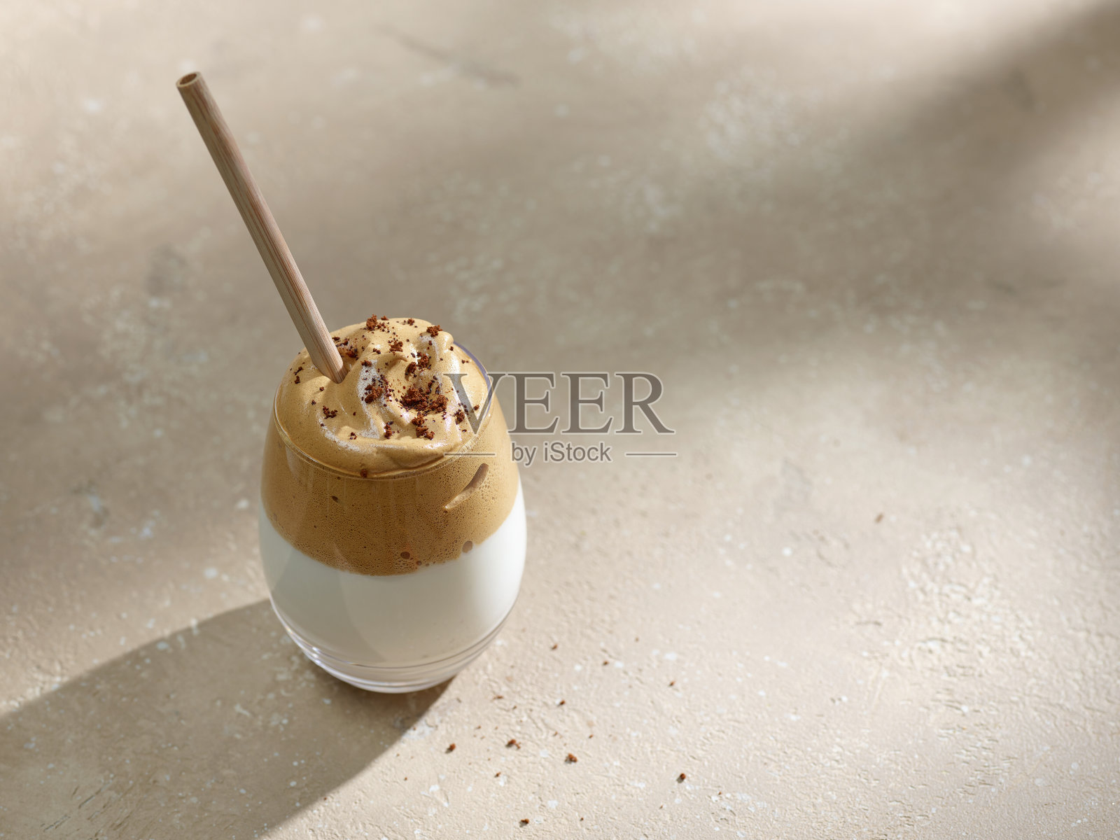 一杯Dalgona咖啡照片摄影图片