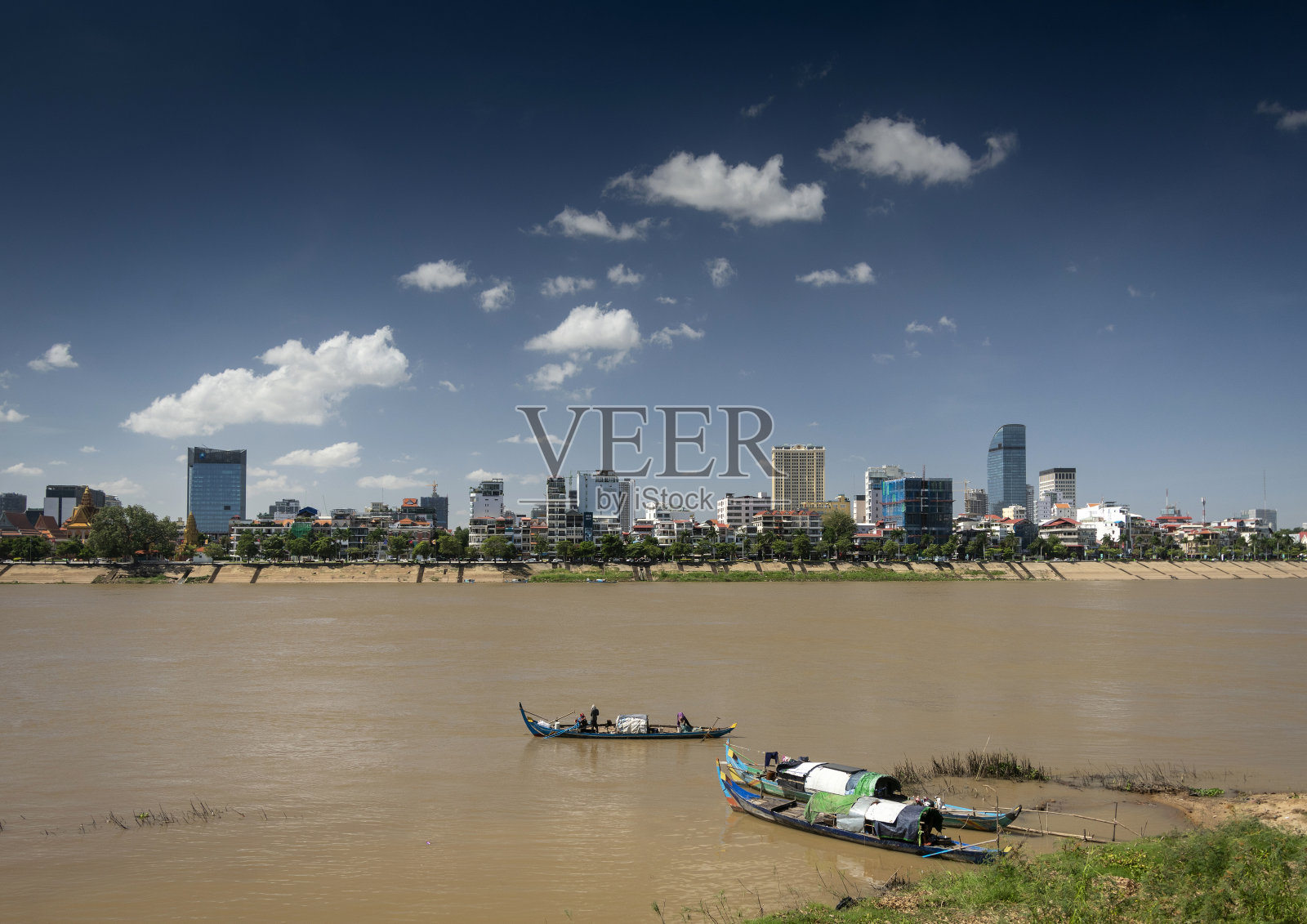 柬埔寨金边的占姆社区水上屋村照片摄影图片