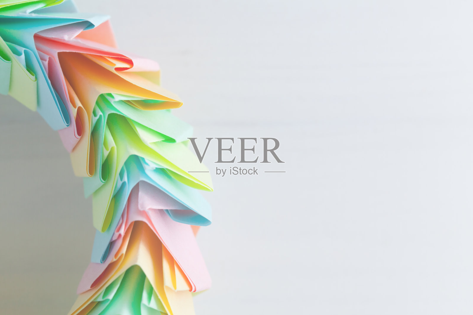 折纸环碎片在白色背景，抽象的对象照片摄影图片