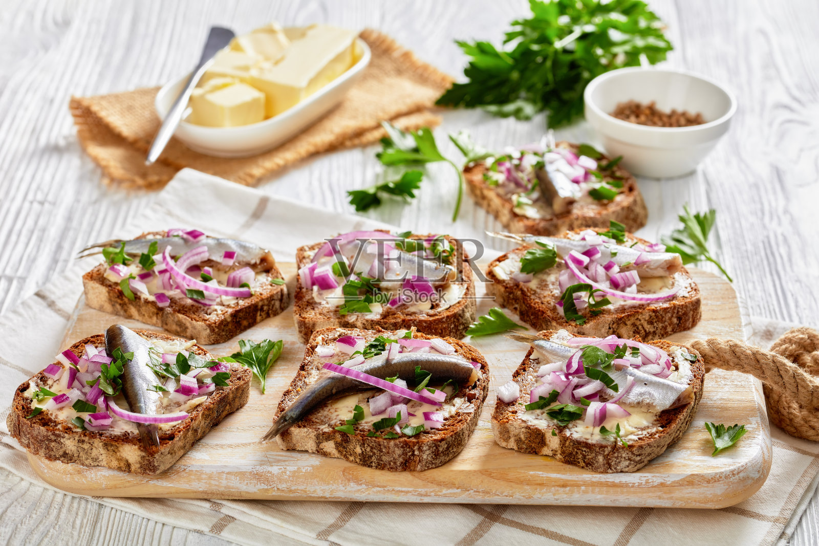 腌鲱鱼黑麦面包三明治，俯视图照片摄影图片