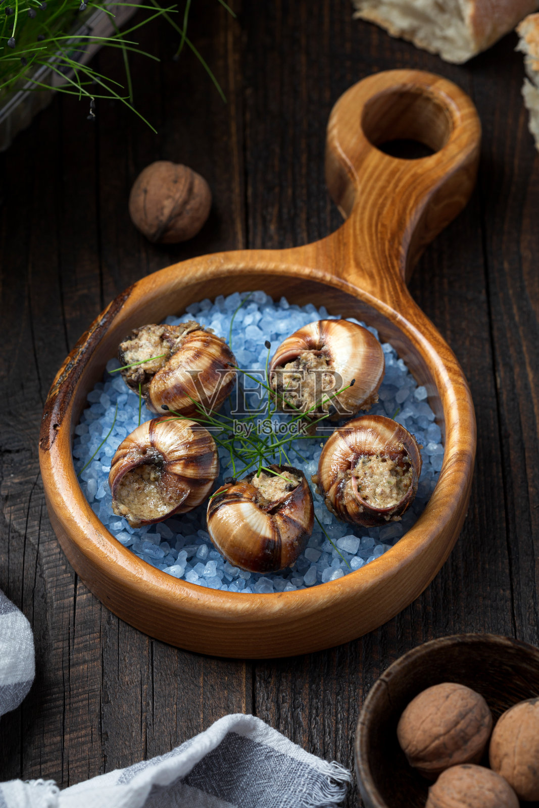 勃艮第蜗牛配新鲜欧芹，坚果和大蒜照片摄影图片