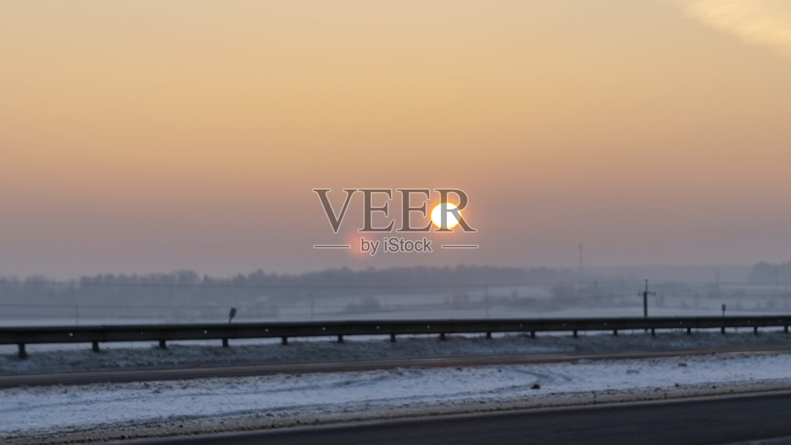 冬季景观在雪的自然，阳光，田野和树木。雪地里神奇的冬日夕阳。照片摄影图片