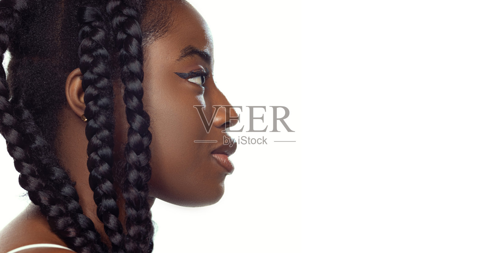 年轻美丽的非洲女孩与非洲式发型的特写肖像孤立在白色工作室背景。侧视图照片摄影图片
