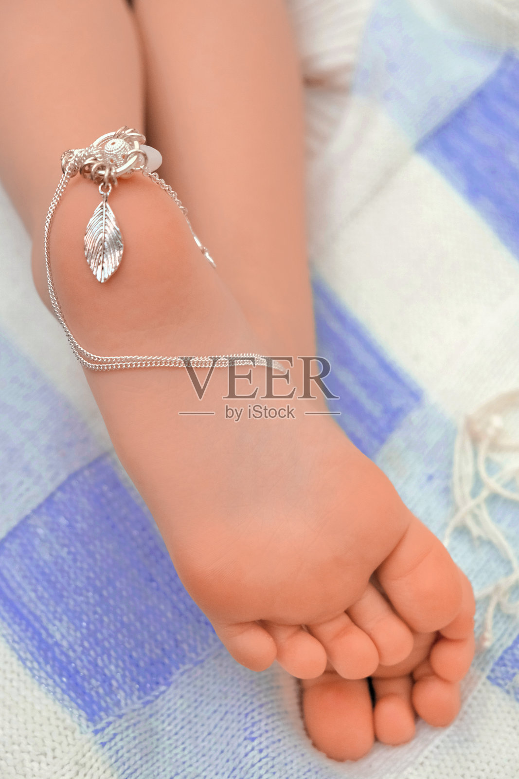 光脚上的脚镯照片摄影图片