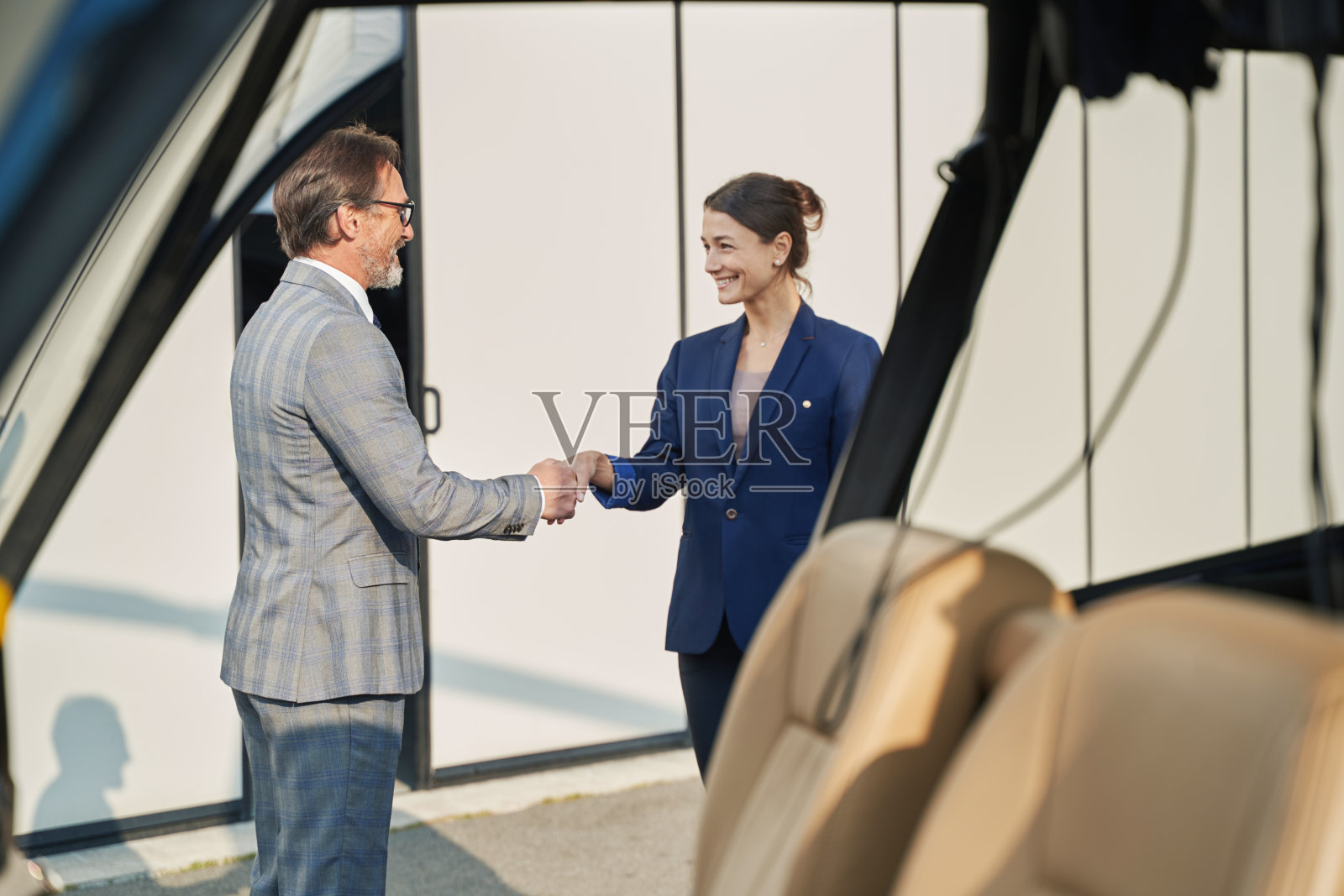 两个快乐优雅的企业家在户外握手照片摄影图片