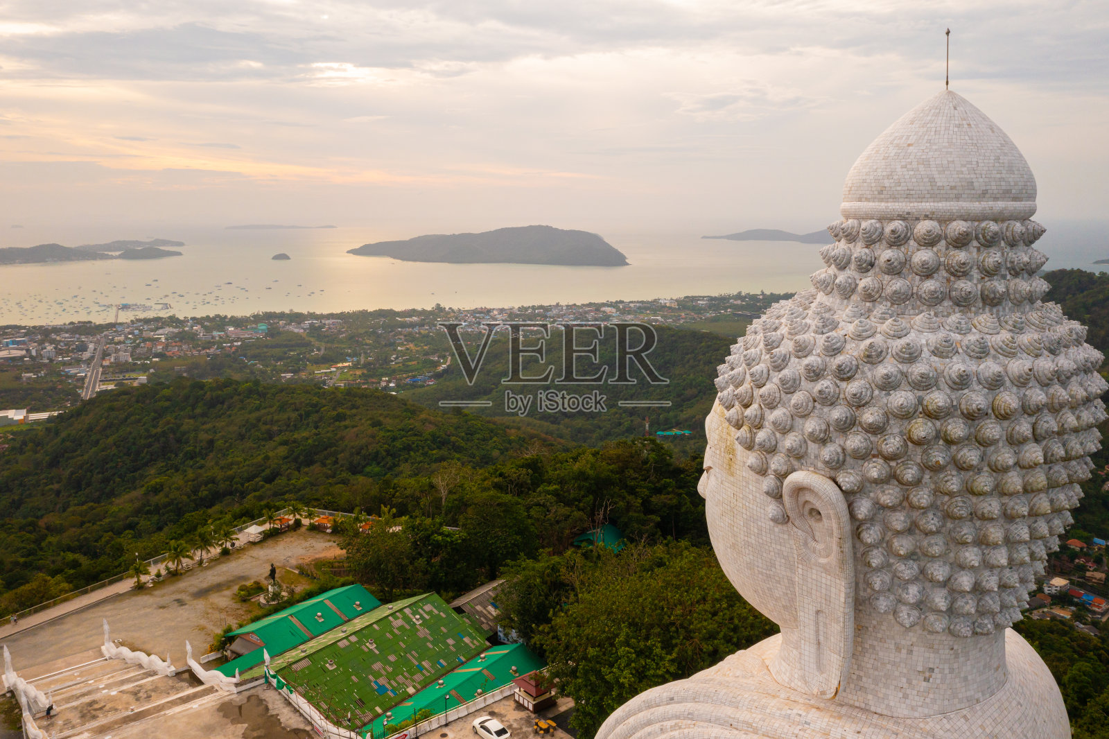 普吉岛大佛是岛上最重要和受人尊敬的地标之一照片摄影图片