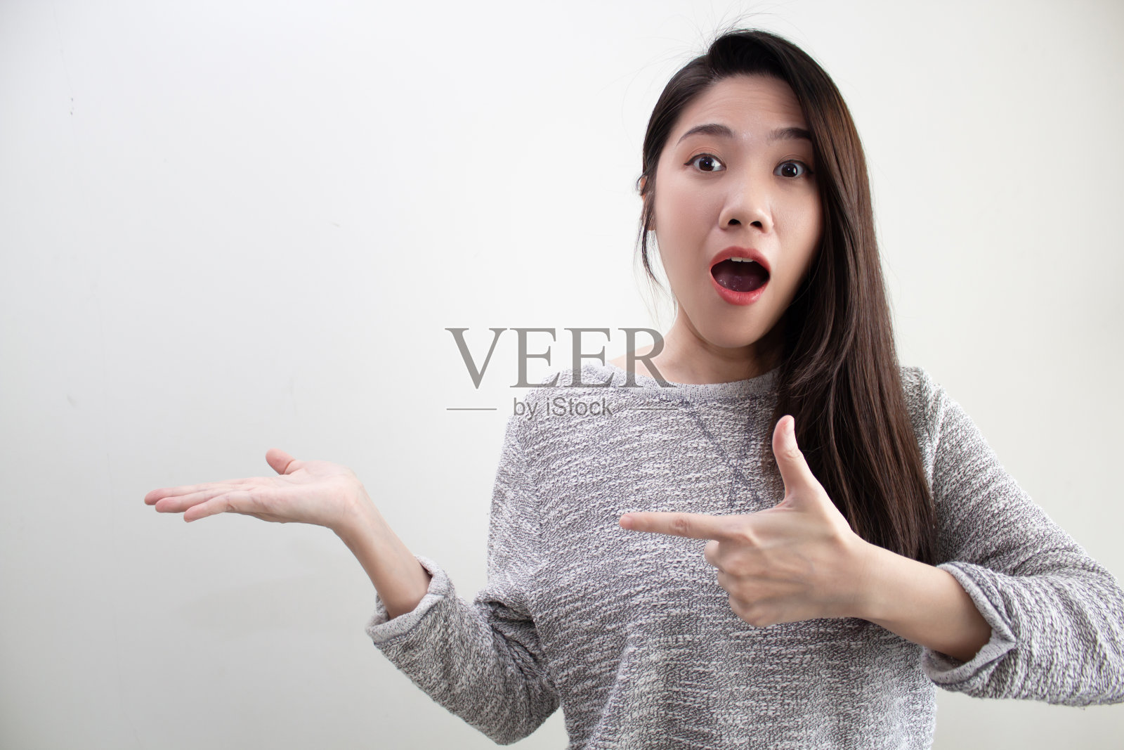 亚洲美女都是张开手掌，指着复制空间来表达或展示信息或广告或促销或文字照片摄影图片