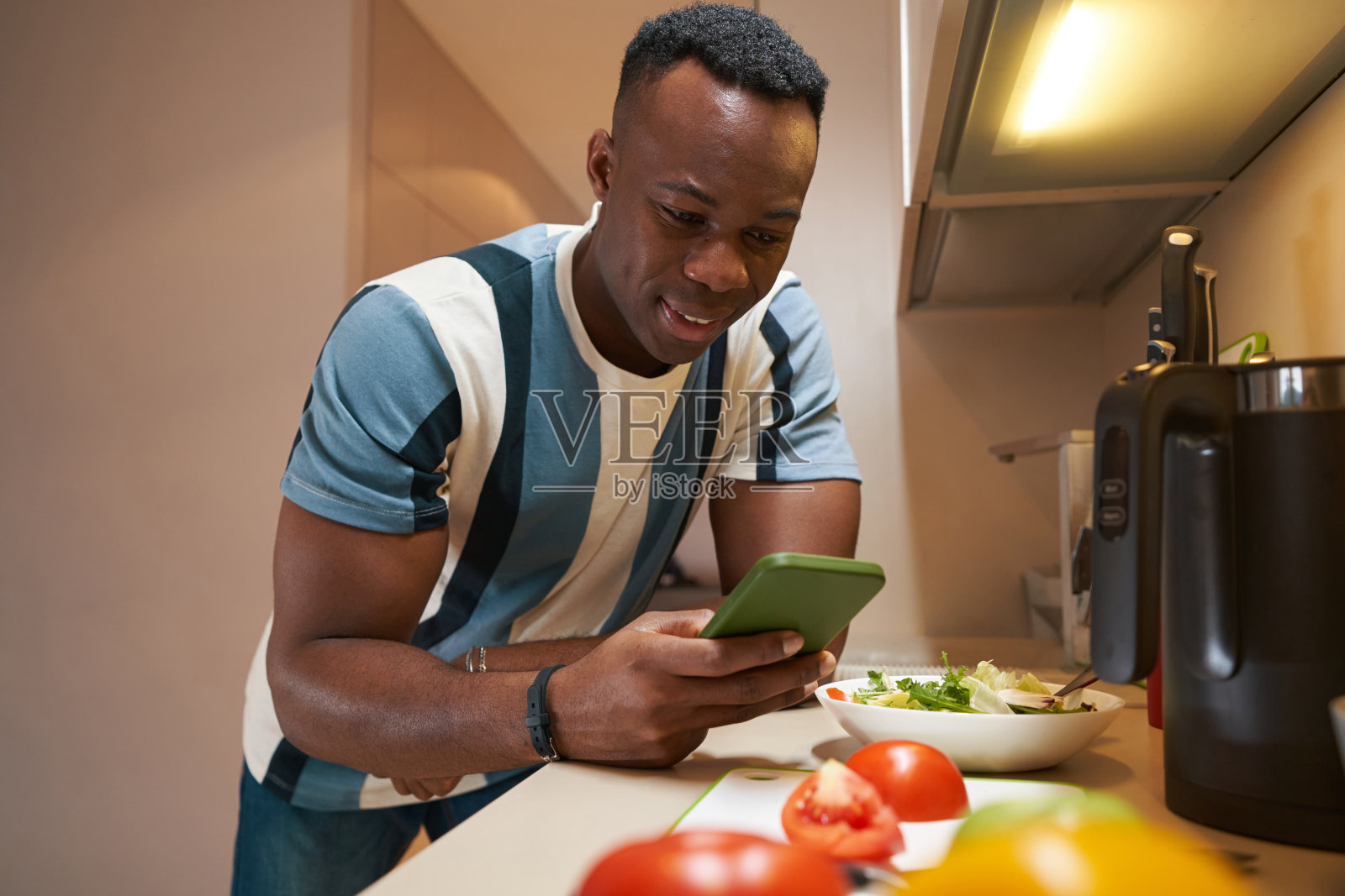 男性在盘子旁用智能手机打字照片摄影图片