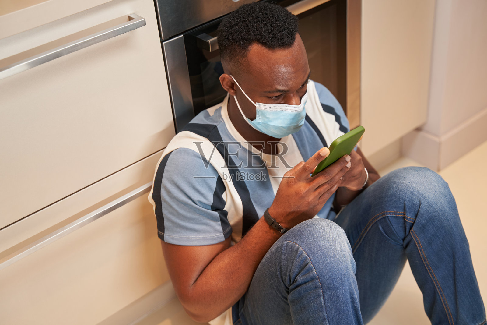 专注的男性在厨房看智能手机照片摄影图片