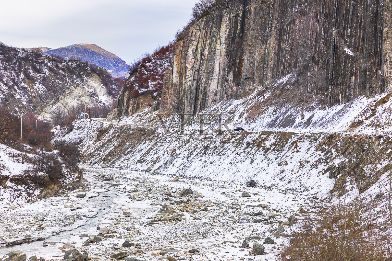 一辆卡车停在了山上的悬崖边上照片摄影图片