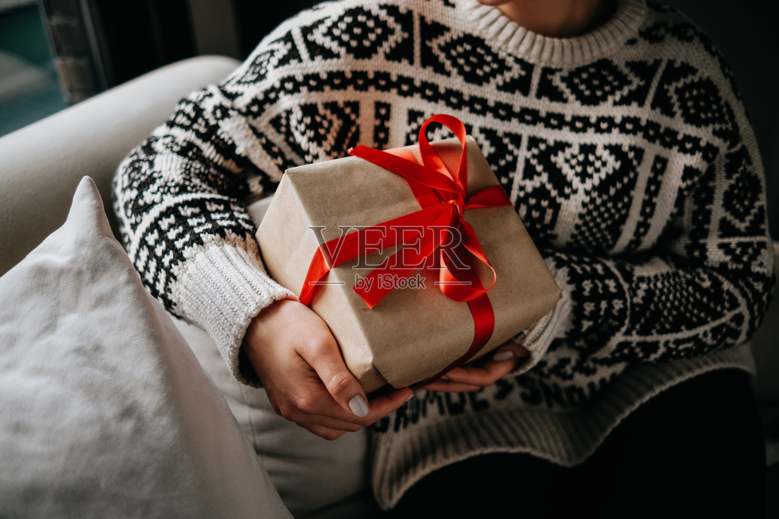 女人手里拿着礼物包装照片摄影图片