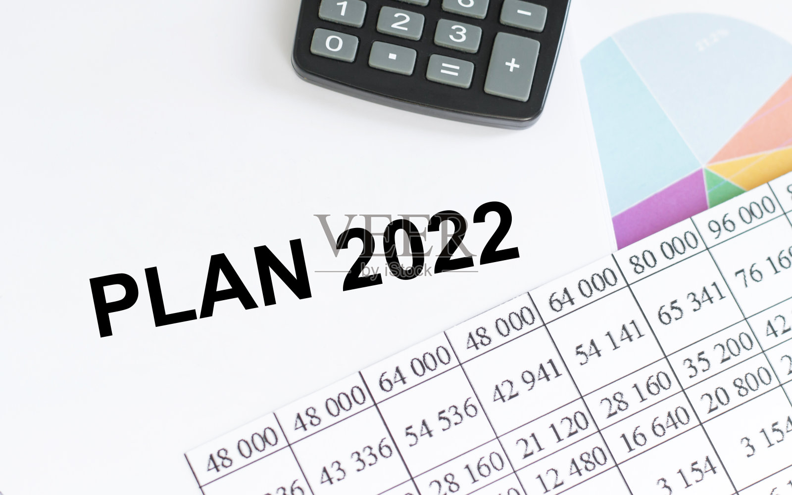 2022计划文本在记事本上，背景是表上的彩色图表和报告照片摄影图片