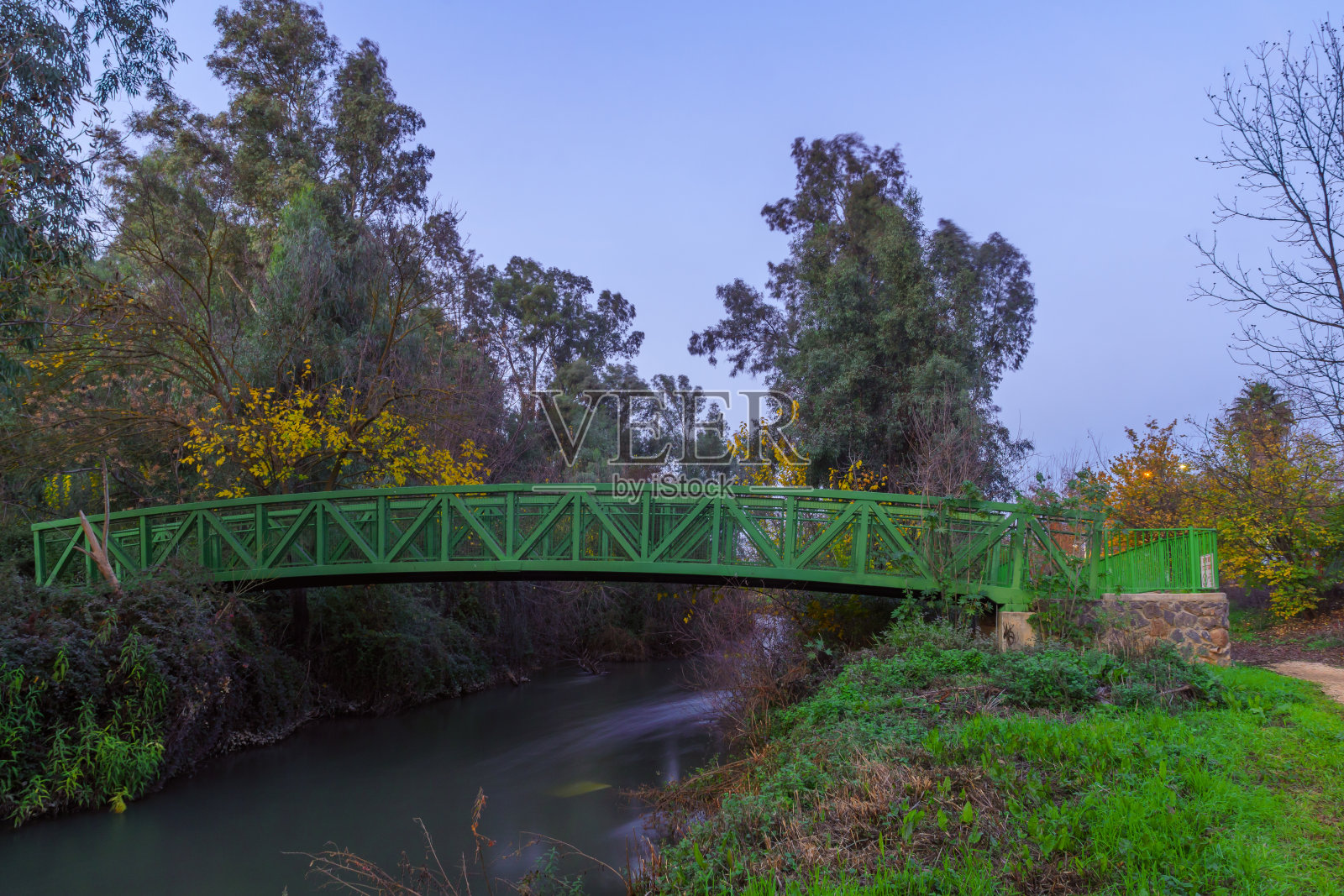 位于约但河源头的行人天桥照片摄影图片