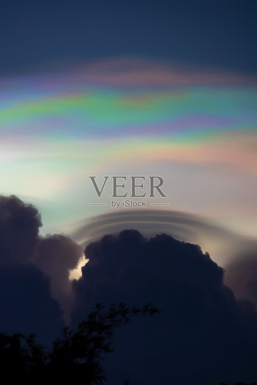 美丽的彩虹云，Irisation。摩天大楼的背景。照片摄影图片