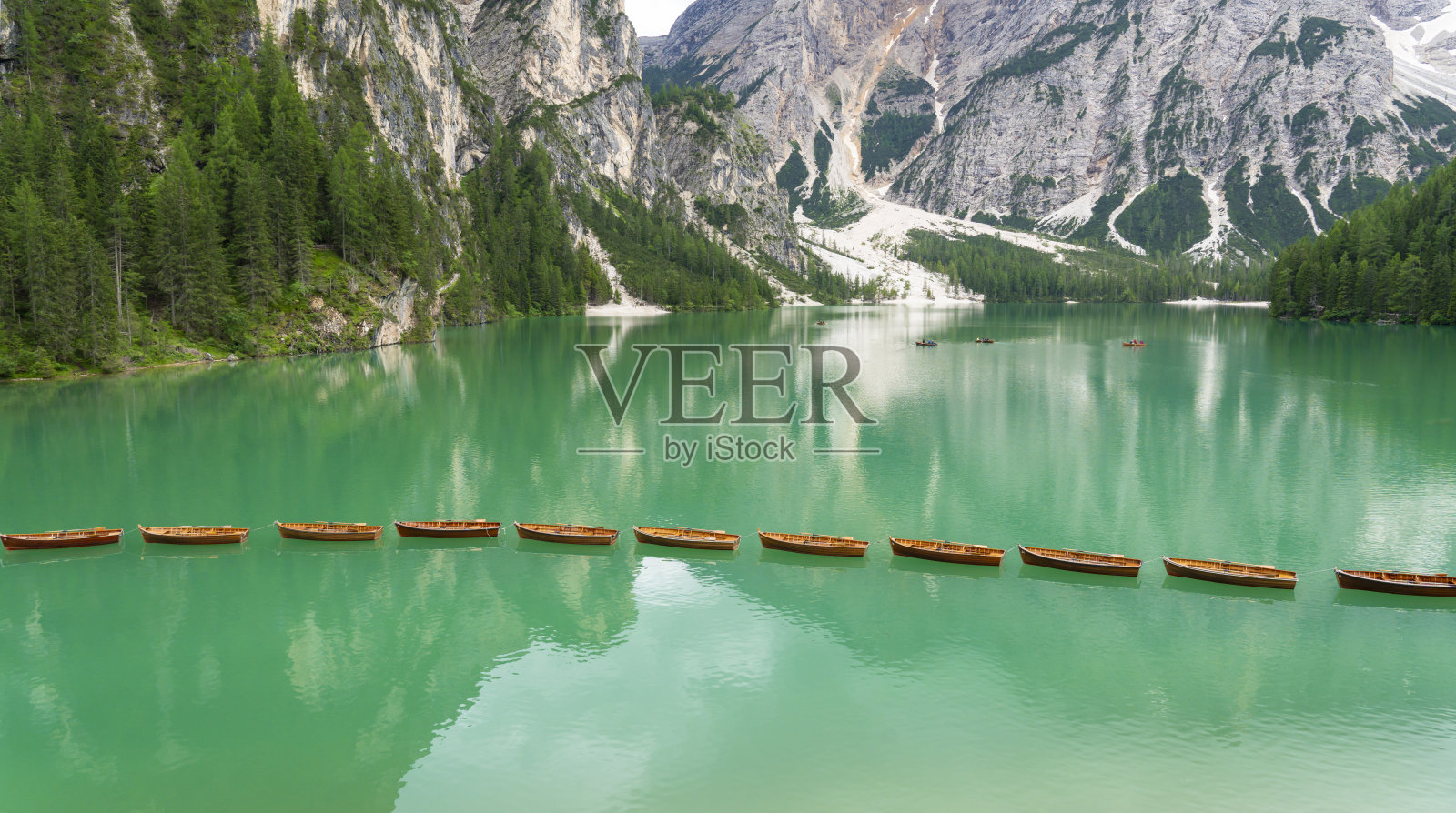 意大利著名的布雷斯湖令人惊叹的景色。典型的木制划艇。高山湖泊。摄影师的标志性地点。风景如画的白云石山湖。奇妙的大自然比赛照片摄影图片