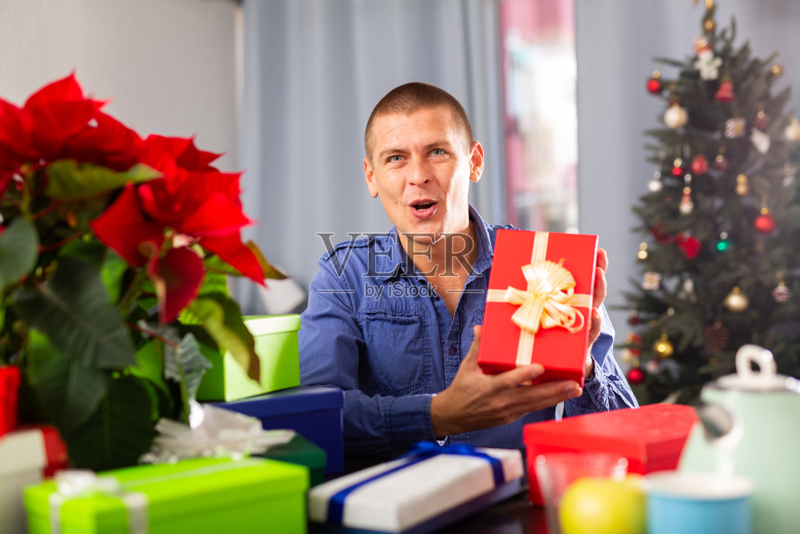 家里有一箱一箱的圣诞礼物照片摄影图片