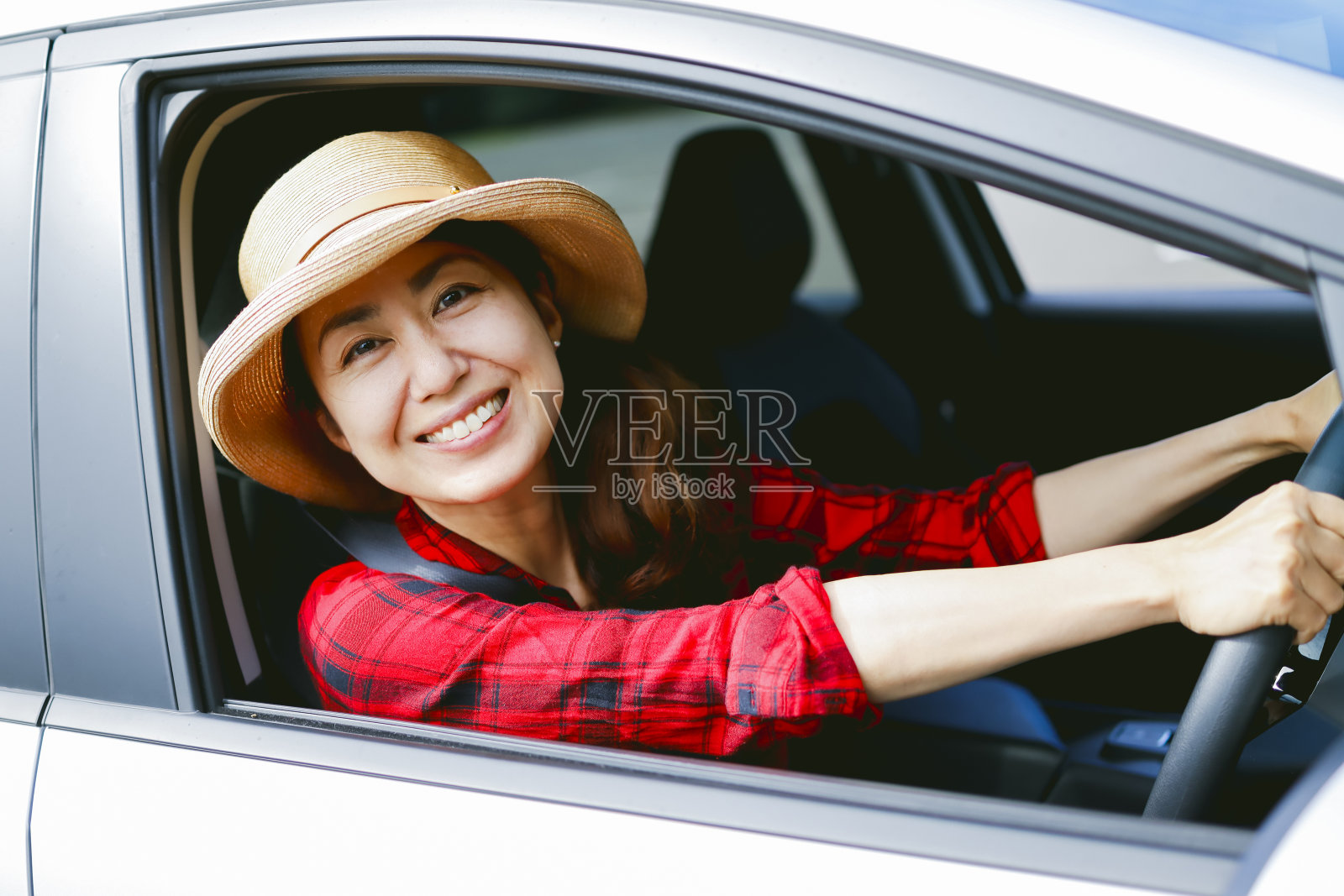 亚洲女性游客与汽车照片摄影图片