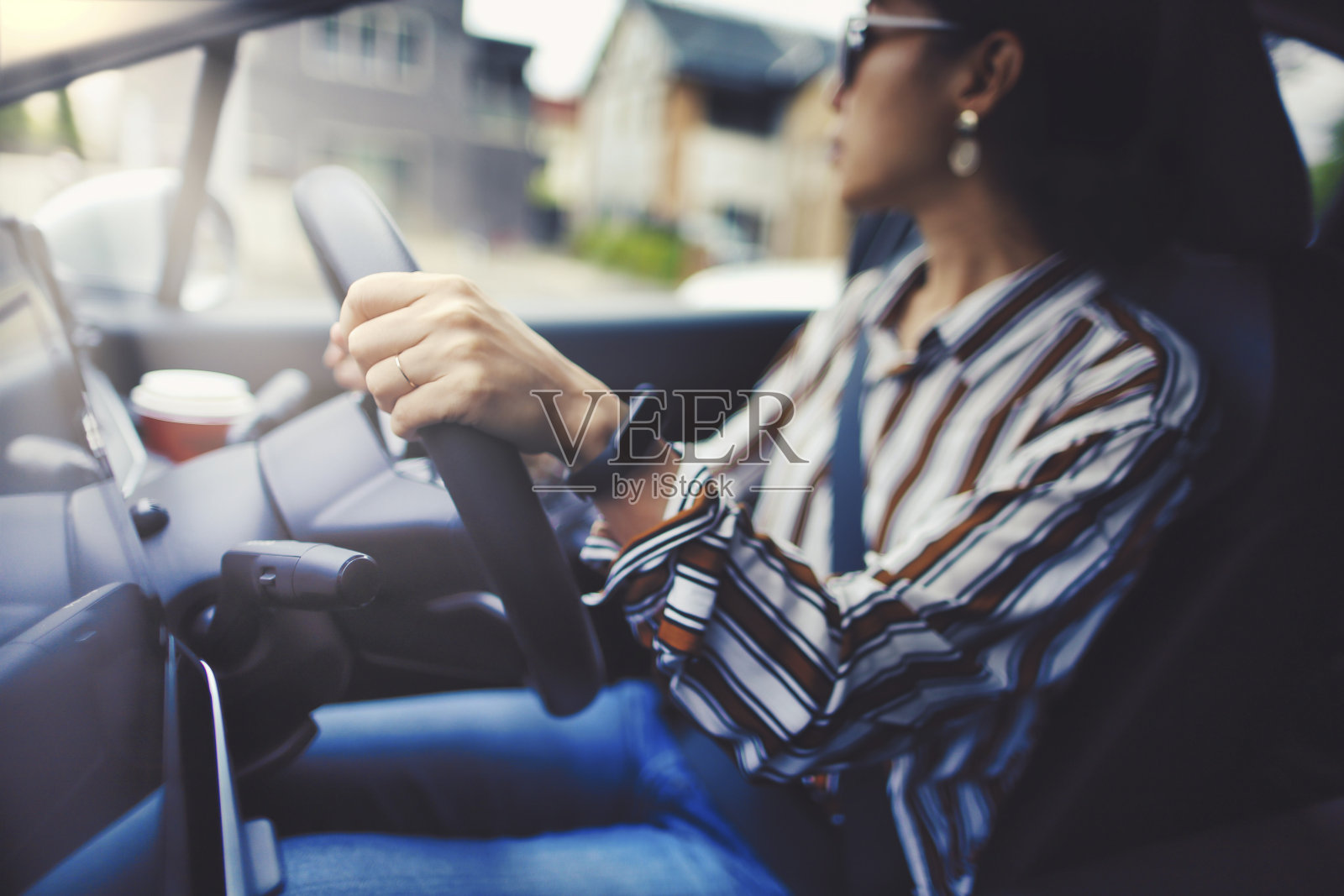 日本女人开车的照片照片摄影图片