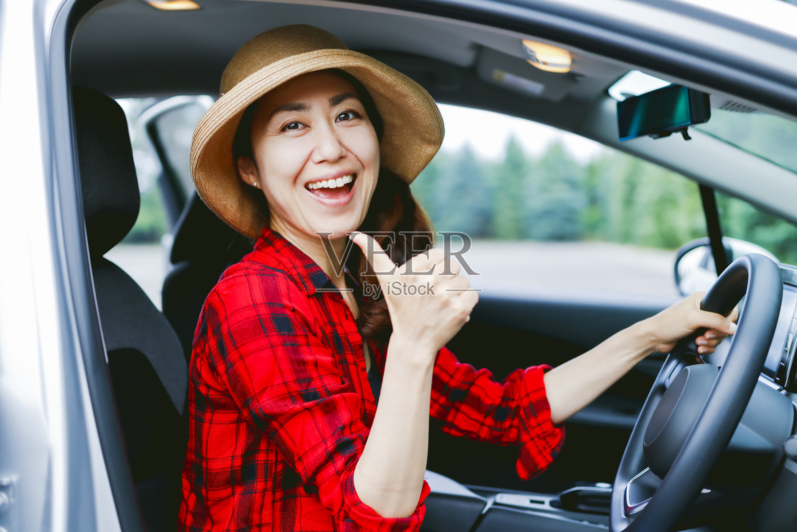 亚洲女性游客与汽车照片摄影图片