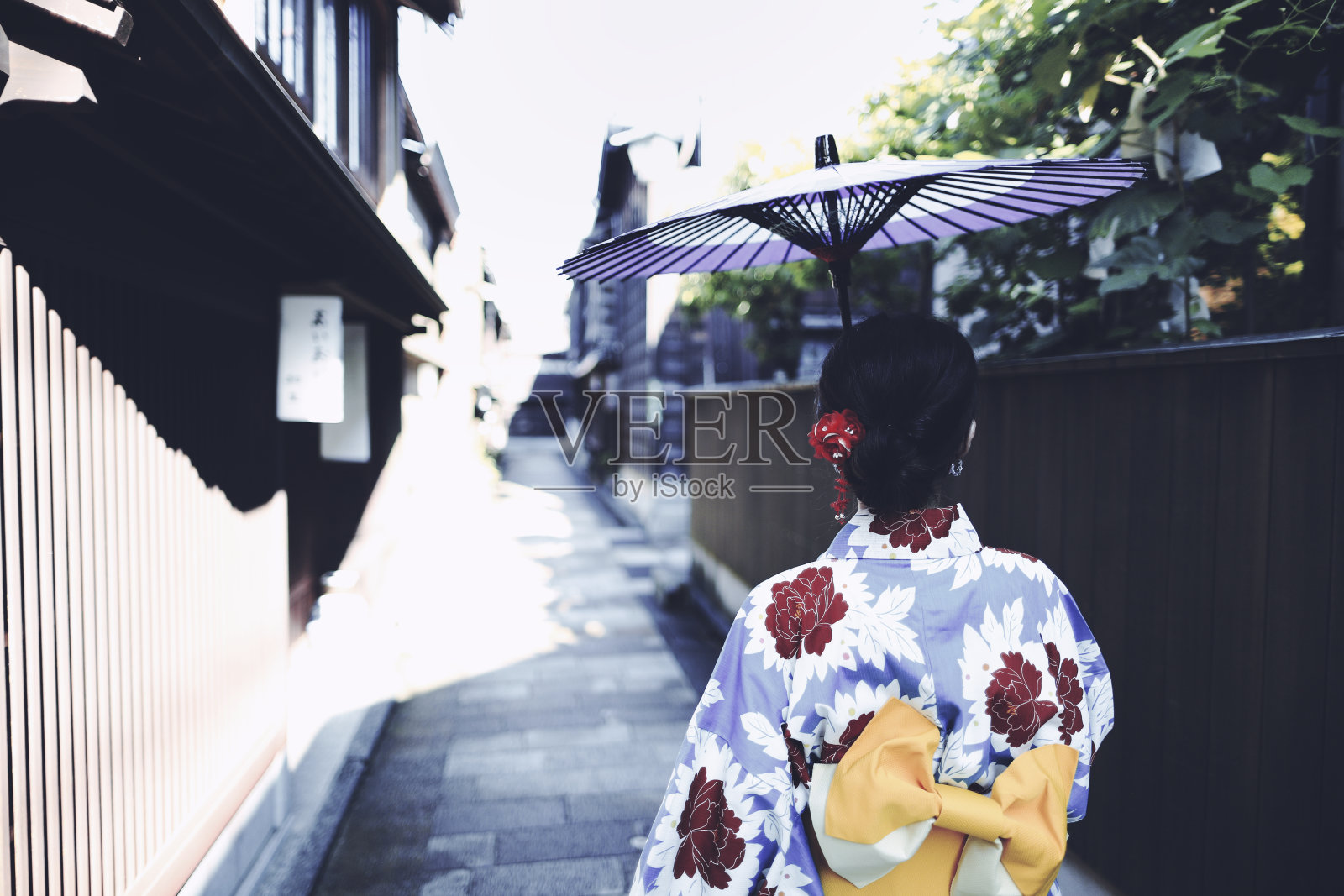 一位穿着和服的女子走在日本金泽市东茶屋区照片摄影图片