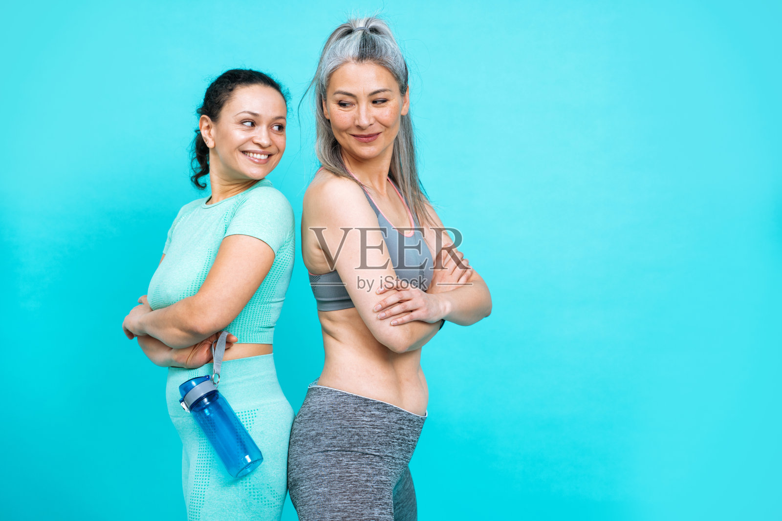 两个身体、年龄和种族不同的女人的形象，进行体育运动照片摄影图片