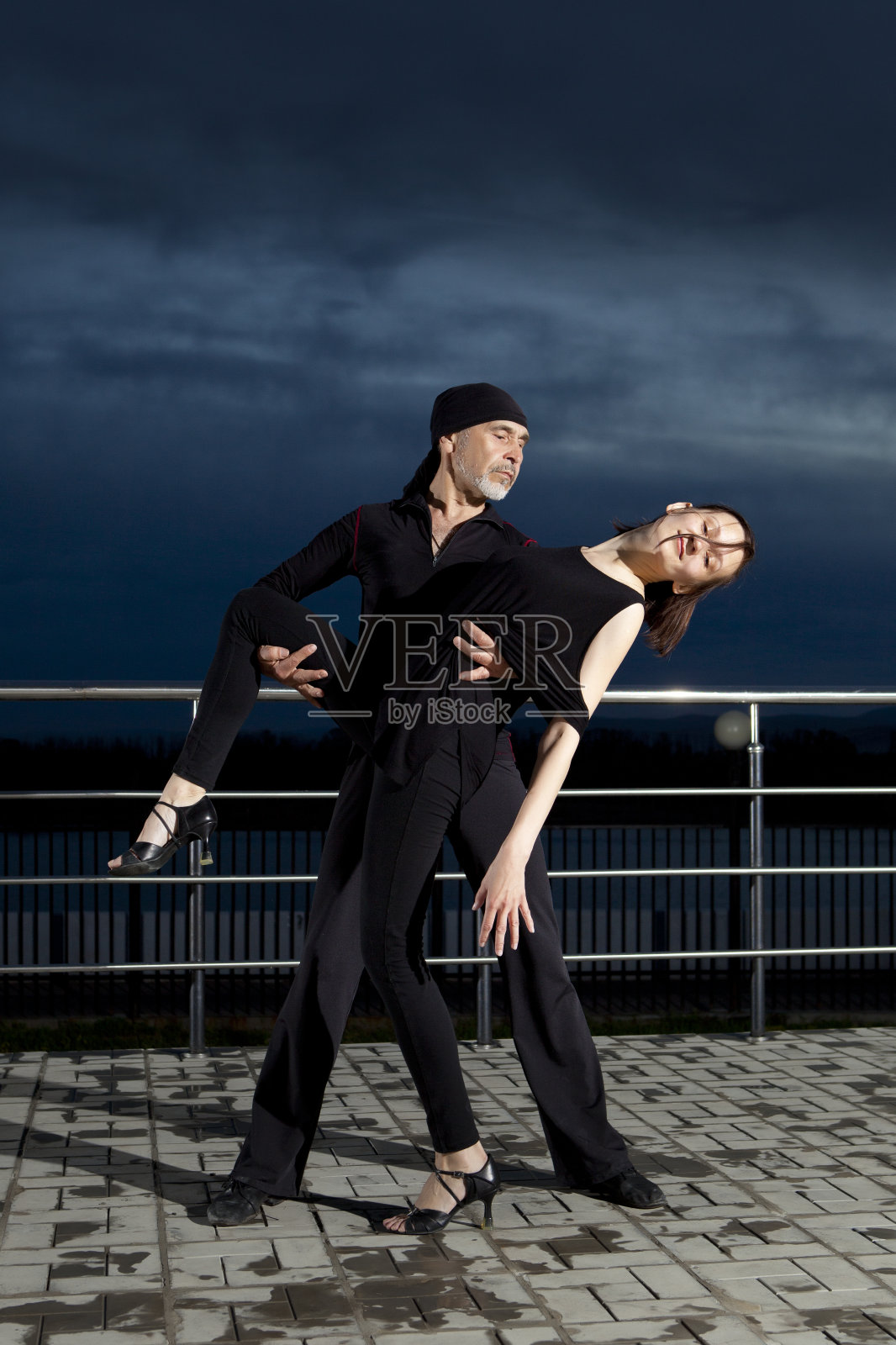 老年情侣在日落时分跳交际舞照片摄影图片