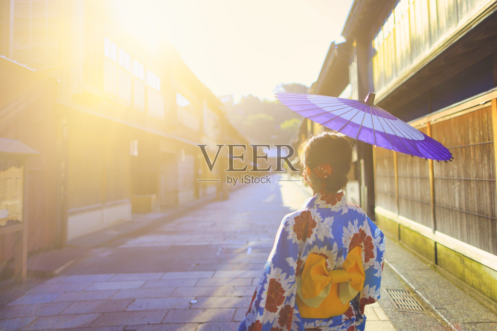 一位穿着和服的女子走在日本金泽市东茶屋区照片摄影图片