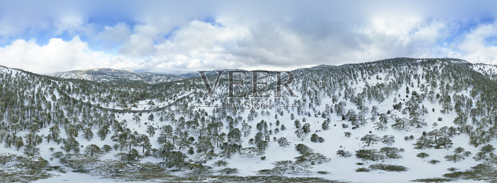 无人机航拍的雪山森林景观覆盖在雪。冬天的照片照片摄影图片