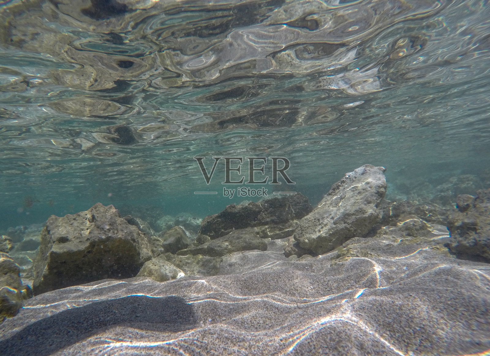 水下海洋背景与岩石底部照片摄影图片