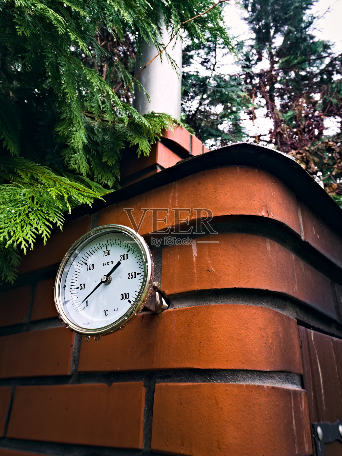 花园熏制室，安装温度计来控制熏制过程中的温度照片摄影图片