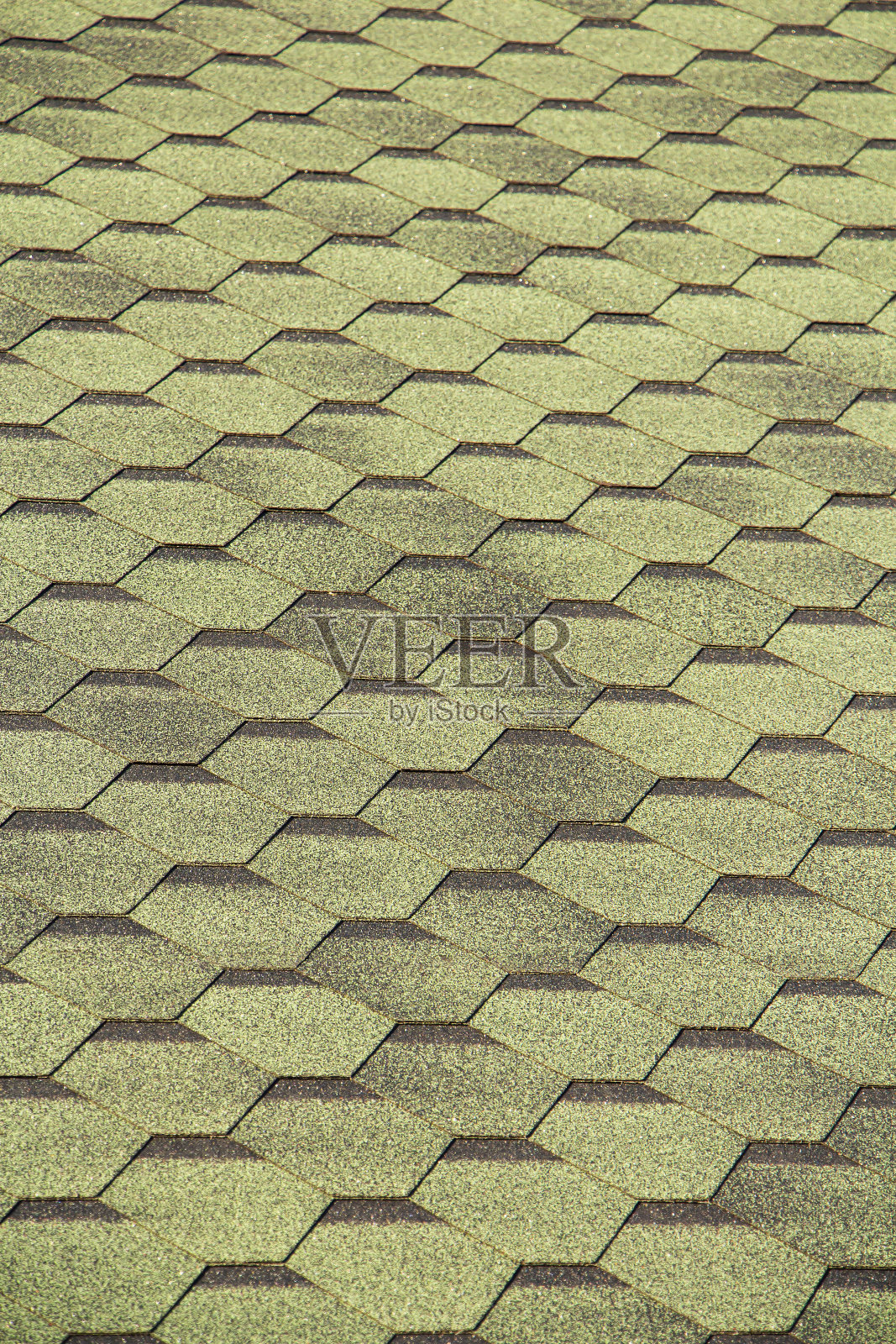 屋顶上有黑色的沥青瓦。特写镜头照片摄影图片