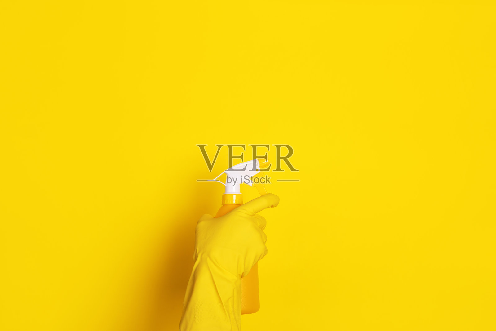 戴上带喷雾器的手套照片摄影图片