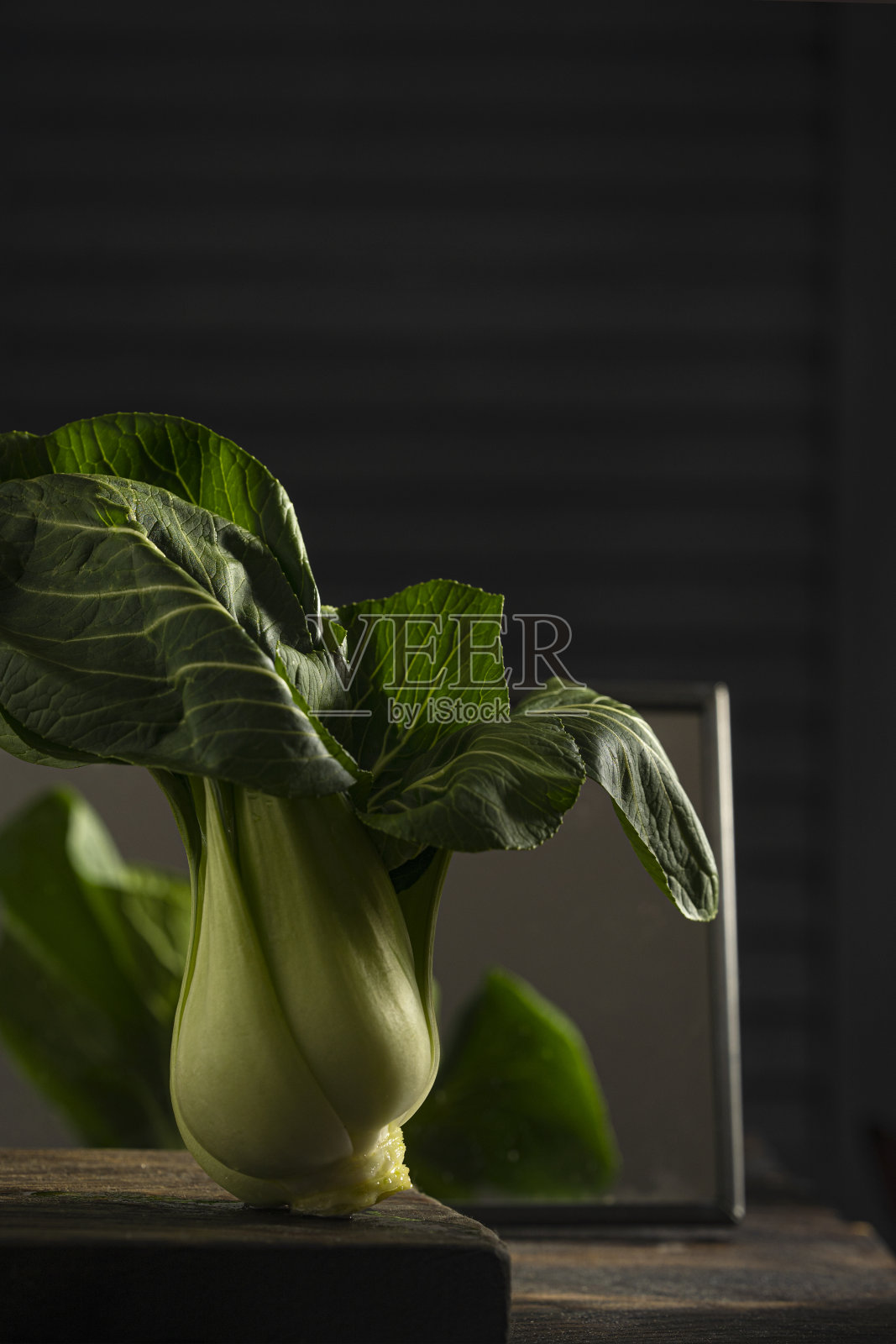 Bok choy(美式英语)，pak choi(英式英语)，或pok choi是餐桌上的一种中国卷心菜。照片摄影图片