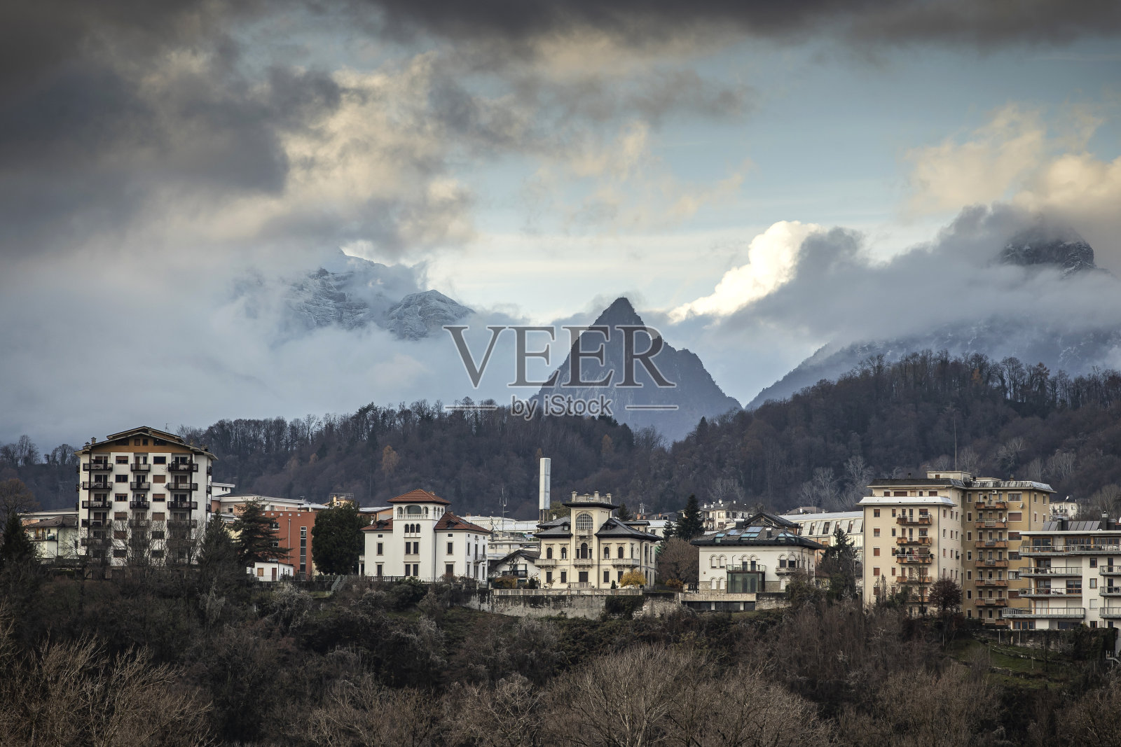 意大利北部威尼托省美丽的贝卢诺镇，五颜六色的房屋照片摄影图片