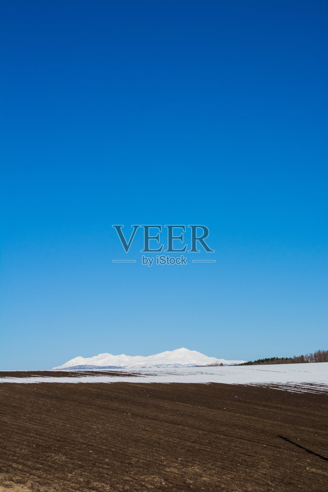 残雪和雪山的田野照片摄影图片