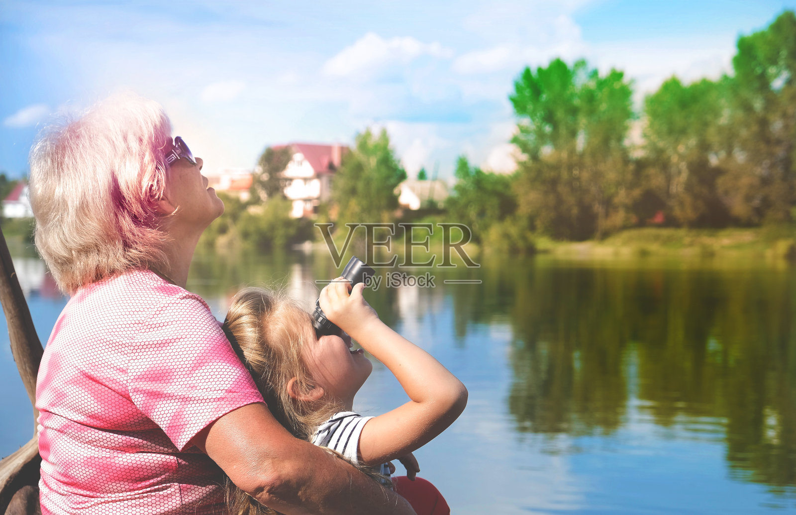 小女孩和她奶奶在户外用望远镜看东西照片摄影图片