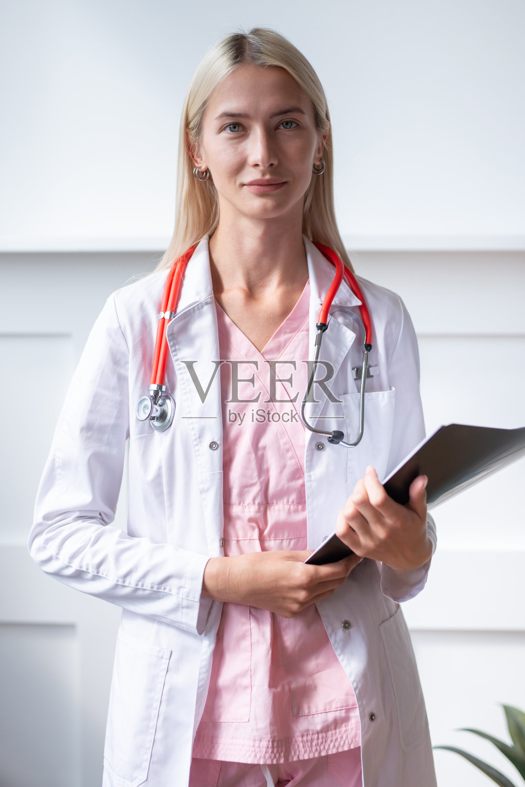 在医院工作的年轻女医生白人妇女的肖像。照片摄影图片